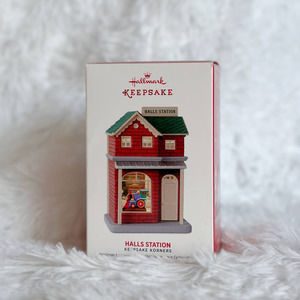 Hallmark Ornament Halls Station 2017 Train Korners Collection